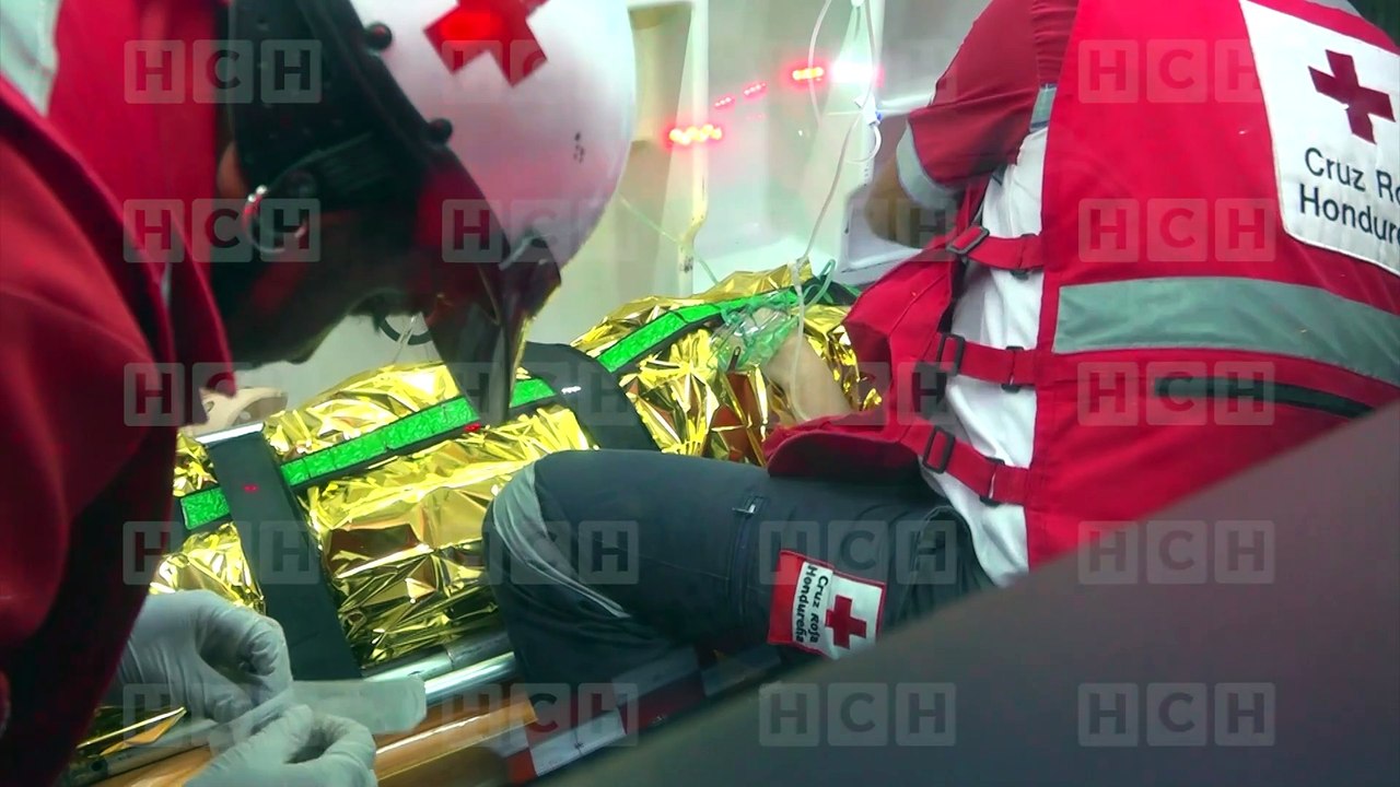 Cuatro heridos al impactar microbús con rastra mal estacionada en la Moramulca| Móvil Emergencia TGU