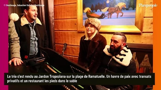 Cyril Hanouna et Kelly Vedovelli ensemble à Saint-Tropez, le fils de l'animateur s'éclate avec eux