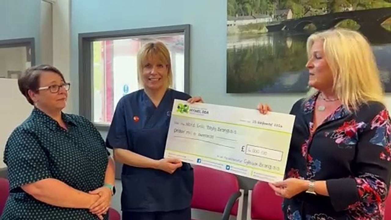 Bronglais League of Friends present £4,000 to Enlli Ward for singing ...