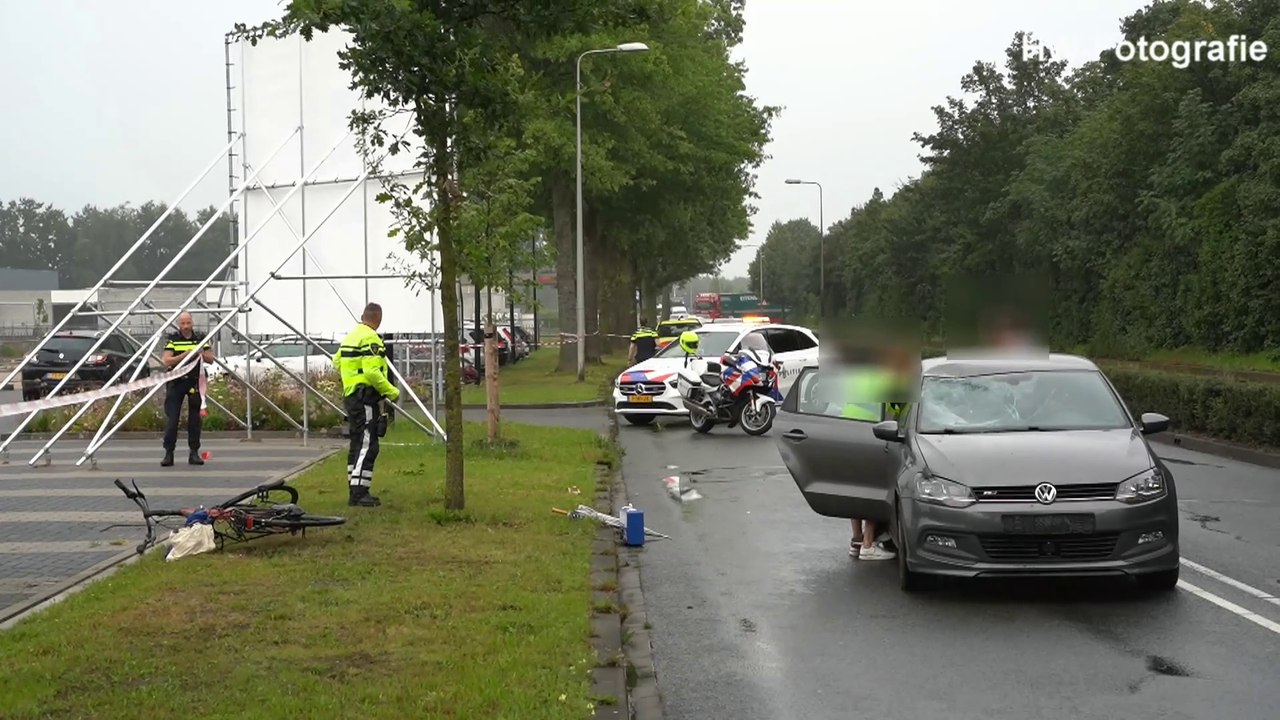 Fietsster gewond na aanrijding met auto op Achthoevenweg