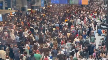 #JOPARIS2024 Des milliers de voyageurs sont bloqués à la gare Montparnasse à Paris, après les actes de sabotage visant le réseau SNCF. L’épisode orageux attendu ce soir risque de ne pas améliorer la situation. 
