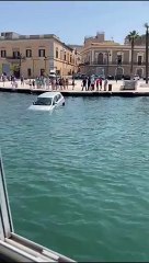 Brindisi, non inserisce il freno a mano e l'auto finisce in mare: affondata