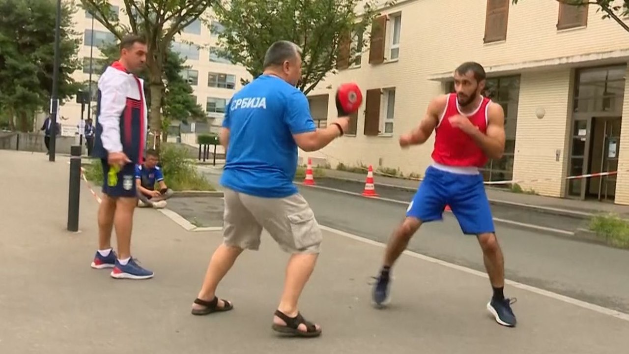 Kurioser Anblick: Olympischer Boxer trainiert in Pariser Seitenstraße