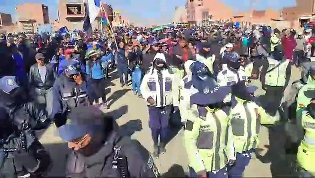 Guardias ediles de El Alto se retiran de la concentración del MAS asediados por evistas. UNITEL