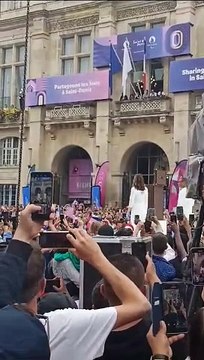 Laetitita Casta et Pharell Williams, derniers relayeurs de la flamme olympique à Saint-Denis, le 26 juillet 2024