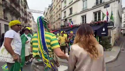 Brasileiros aguardam início da cerimônia de abertura de Paris 2024