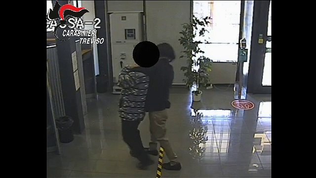 Cliente anziano in ostaggio, coltello alla gola e fuga coi soldi: ecco come agivano i rapinatori di banca seriali