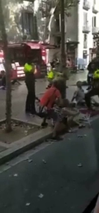 Manel Bosch, socorriendo a una niña tras el atentado islamista