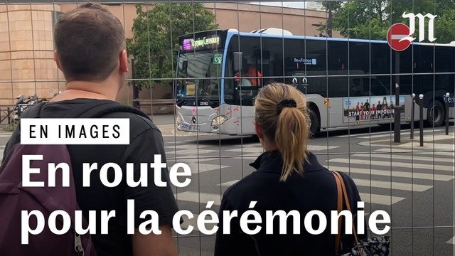 A Ivry-sur-Seine, les délégations passent pour se rendre à la cérémonie d'ouverture sous les yeux des passants