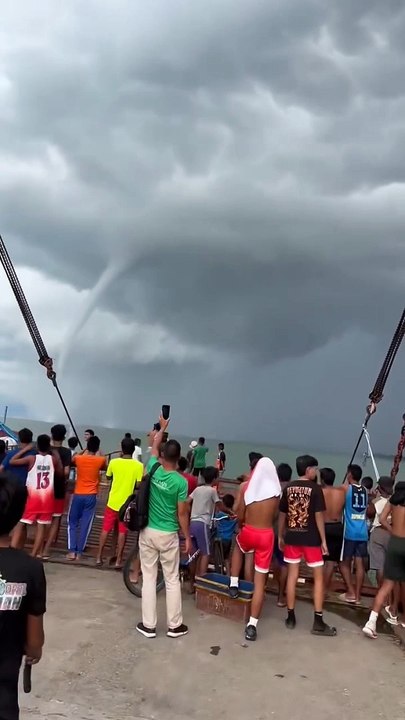 See the power of God how clouds drink water from seas and rivers (2024)