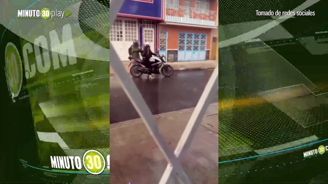 El colmo Cuatro ladrones intentaron huir en una motocicleta tras un robo frustrado en Bogotá 