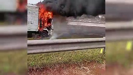 Cabine de caminhão fica destruída após incêndio