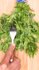 Download Video: Así puedes deshojar perejil o cilantro con un tenedor