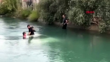 Sulama kanalına düşen otomobilde mahsur kalan 6 kişi, vatandaşlarca kurtarıldı, o anlar kamerada