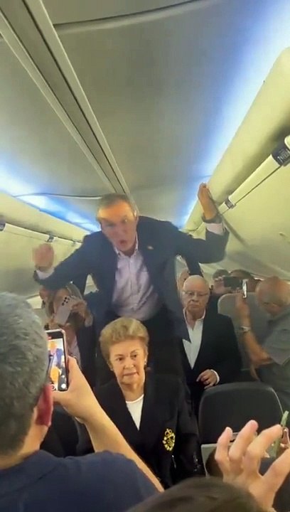 Tuto Quiroga y un grupo de expresidentes fueron bajados del avión que se dirigía a Venezuela