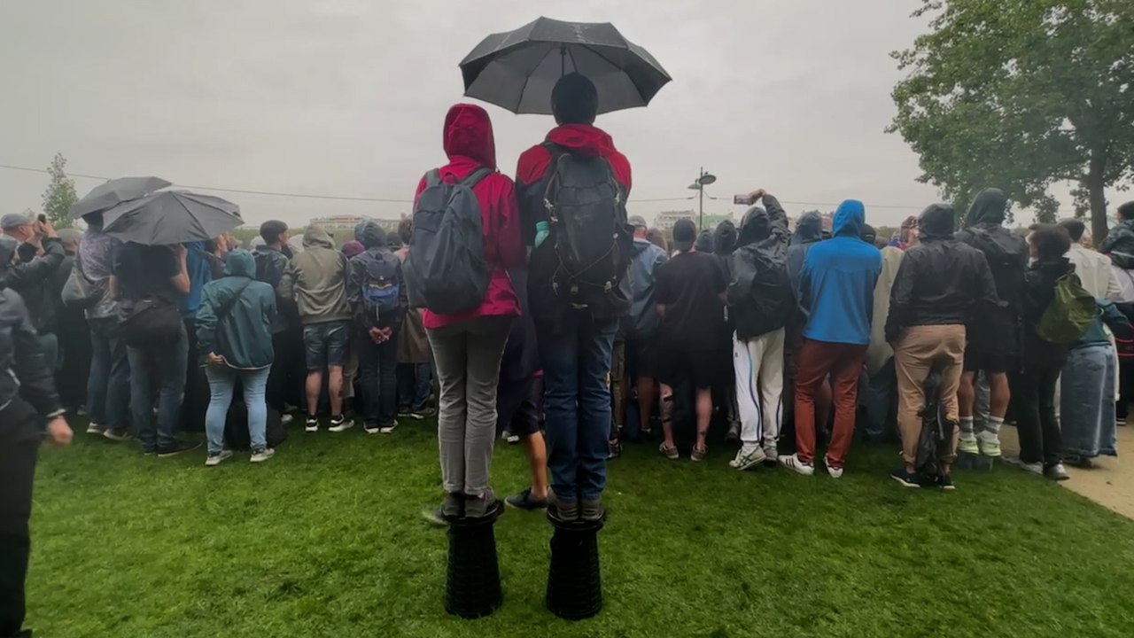 « Ce serait mieux à la télé mais je voulais quand même venir » : on a suivi la cérémonie sur les quais hauts