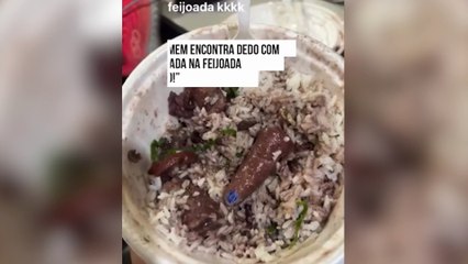 Homem é surpreendido por dedo com unha pintada em marmita de feijoada