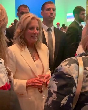 Essayez un peu de #filmer #jillbiden la Première Dame des #USA : le #secretservice va vous #scanner du #regard de la #tete aux #pieds jusqu’à vous #quittez vous-même de la #zone :-) #travaillerautrement