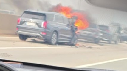 서해대교에서 차 4대 추돌 뒤 불...1명 경상 / YTN