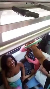 Passageiros encontram pistola em vagão de trem e procuram dono