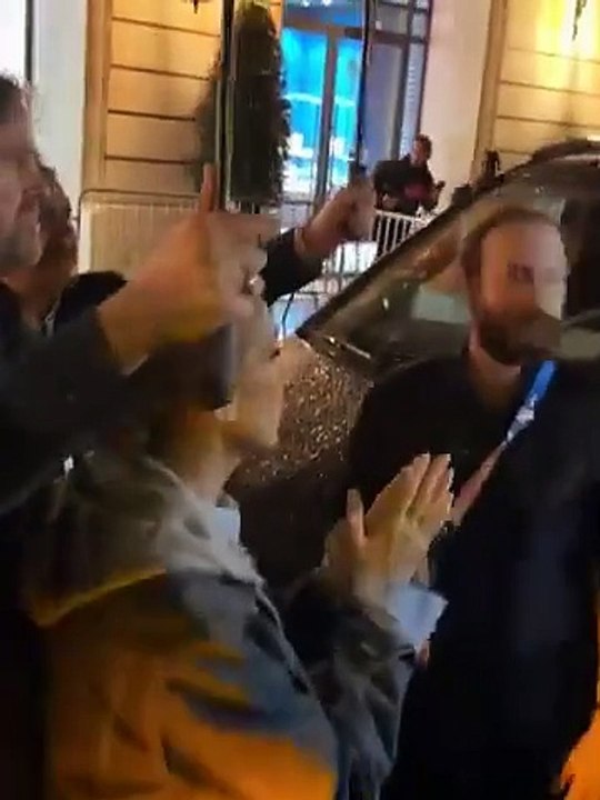 Regardez Céline Dion bouleversée avec ses fans, cette nuit en  rentrant à son hôtel, après avoir ému le monde entier depuis la Tour Eiffel