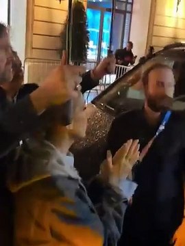 Regardez Céline Dion bouleversée avec ses fans, cette nuit en rentrant à son hôtel, après avoir ému le monde entier depuis la Tour Eiffel