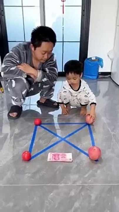 父子两玩游戏_还是儿子聪明_Cute baby_Cute_呆萌小米宝_聪明宝宝_萌娃(360P)