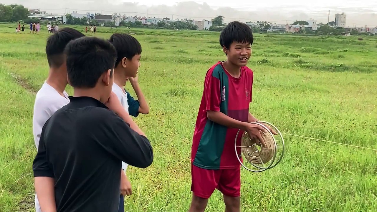 Học sinh hợp tác đam mê thả diều sáo 5 m + bộ sáo 9 quả âm bò và cái kết