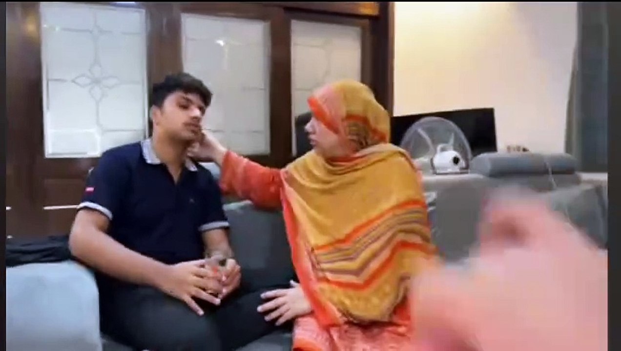 Ducky bhai fight with Rajab butt