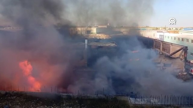 Plastik fabrikasında çıkan yangına müdahale ediliyor