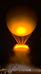 La vasque est la première des Jeux olympiques à s'envoler