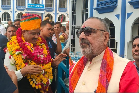 लोकसभा स्पीकर ओम बिरला और केंद्रीय टेक्सटाइल मंत्री पहुंचे जोधपुर, एयरपोर्ट पर हुआ भव्य स्वागत, देखें VIDEO