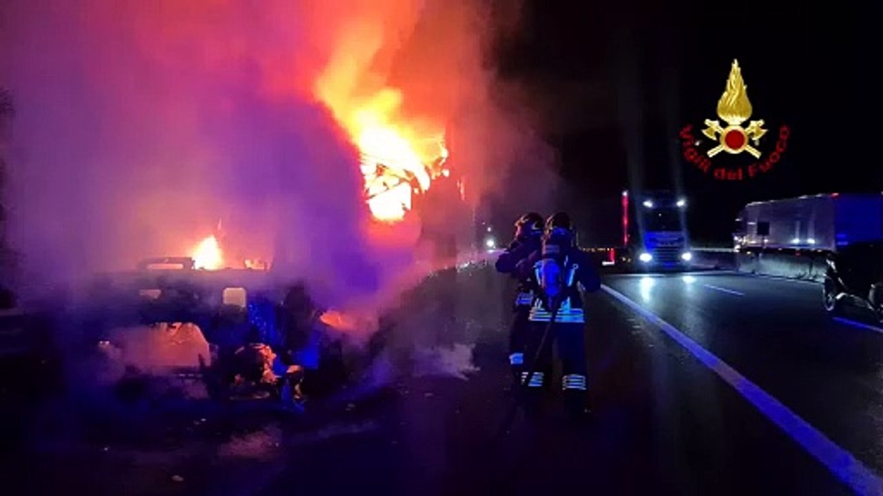 Mezzo pesante in fiamme sull'A1: l'intervento dei vigili del fuoco