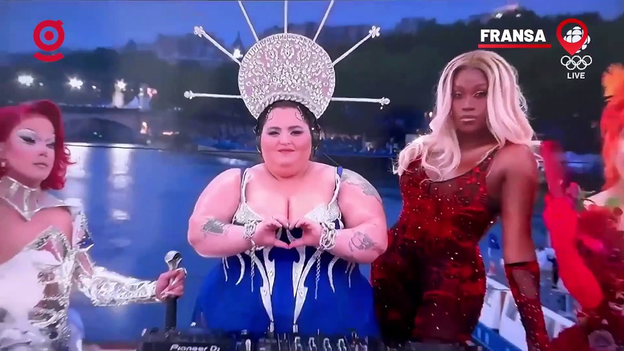 Paris Olimpiyatları açılış töreninde, Son Akşam Yemeği tablosuna Drag Queen'lerden oluşan bir masa ile gönderme yapıldı.