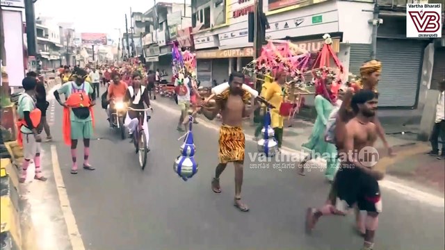 ಧರ್ಮದ ಹೆಸರಿನಲ್ಲಿ ಪೊಲೀಸರ ಮುಂದೆಯೇ ಕಾವಡಿಗಳ ದರ್ಪ | Uttar Pradesh - Adityanath