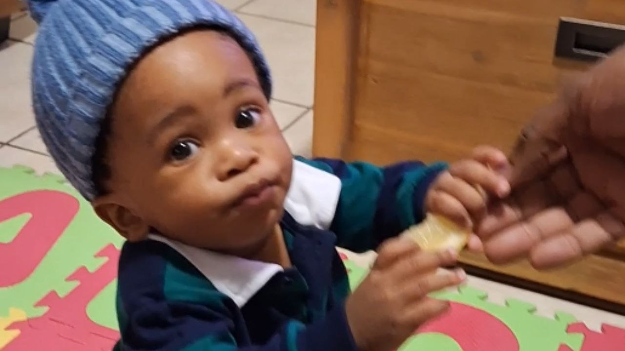 Mom captures baby boy's HILARIOUS reaction to t...