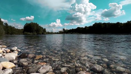 Video herunterladen: Gentle River Waves: Relaxing Water Sounds with Soothing Air | Nature Serenity | US | dailymotion | US videos | india