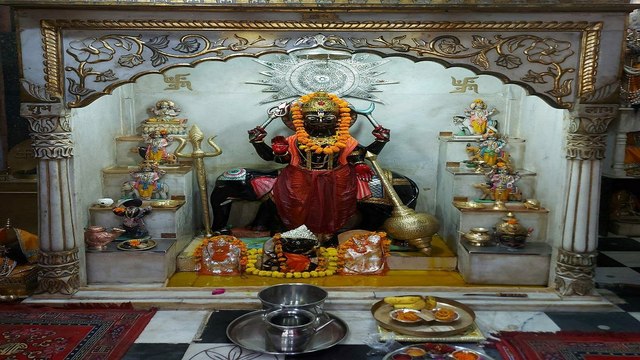 प्राचीन शनि मंदिर के स्थापना दिवस पर शहर के मंदिरों में विशेष आयोजन, शनिदेव का किया तेलाभिषेक