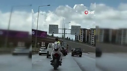 Ceza yememek için düşen plakasını sırt çantasına yapıştırdı