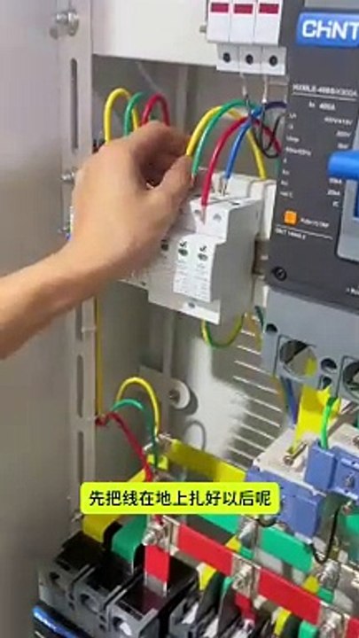 How are the wires of the surge protector on the low-voltage switch cabinet connected?