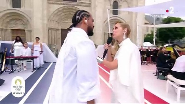 Slimane et Lara Fabian en duo devant la basilique de Saint-Denis (Seine-Saint-Denis) sur France 2.