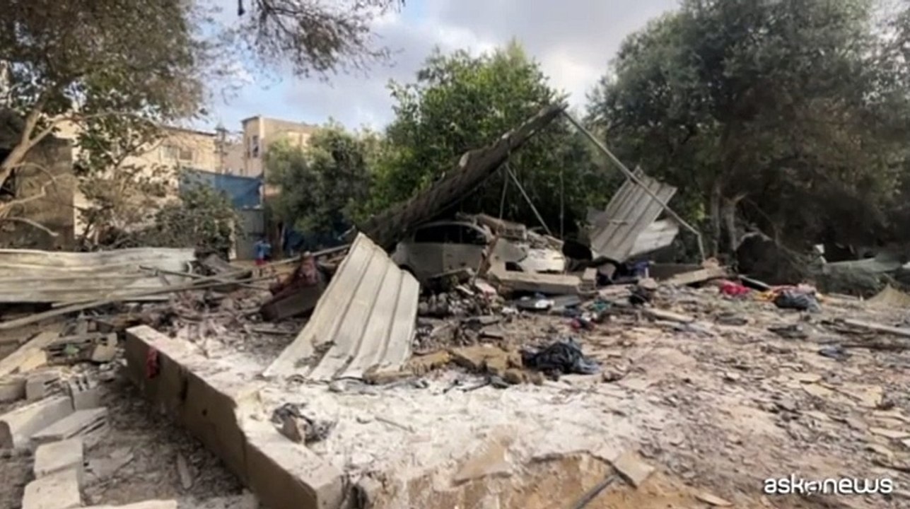 I danni dopo un raid israeliano a Gaza: morta una famiglia
