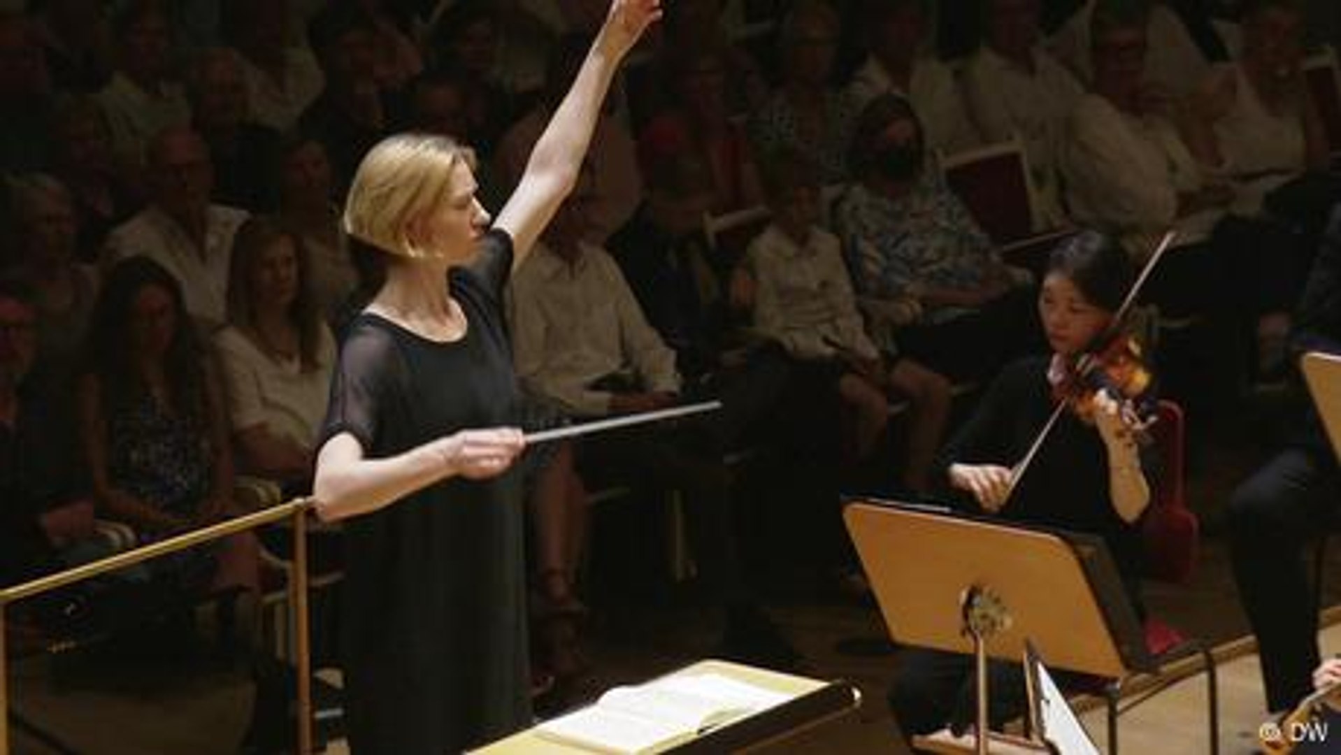 ⁣Berlin conductor brings classical music to the masses