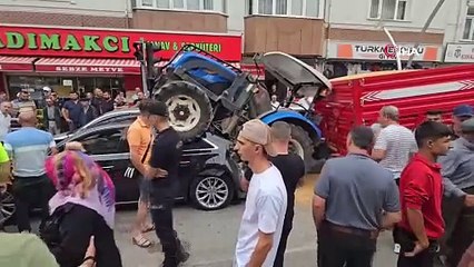 Tokat’ta akılalmaz kaza! Freni boşana traktör yolu birbirine kattı