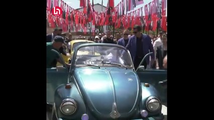 CHP Genel Başkanı Özgür Özel, üstü açık araçla Bursa'nın Harmancık Belediyesi'ne geldi