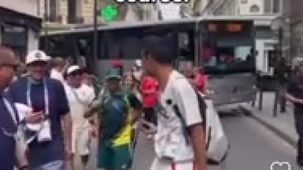 Parigi, bus rotto: gli skater rimediano così!