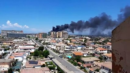 Villaggio Coppola, la nube di fumo nero è impressionante