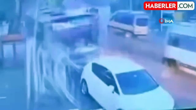 Avcılar'da İETT otobüsü, park halindeki araçlara böyle çarptı, ortalık savaş alanına döndü