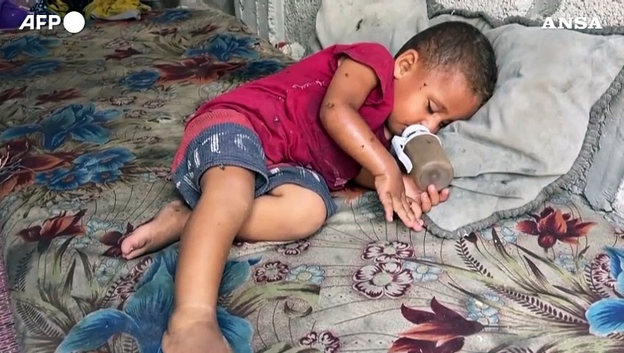 Vivere tra i morti a Gaza, famiglie palestinesi si rifugiano in un cimitero