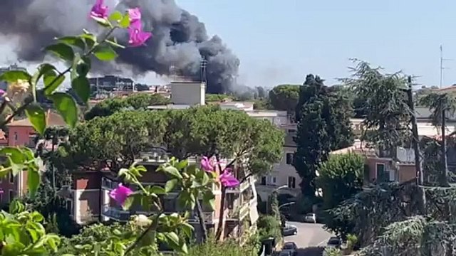 Roma: incendio alle spalle dell'ospedale Pertini, ecco la minacciosa nube di fumo